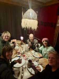 Stefan und Charlotte Wehner gemeinsam mit Freunden beim italienischen Abend auf dem Gelände von Camper Cabana.